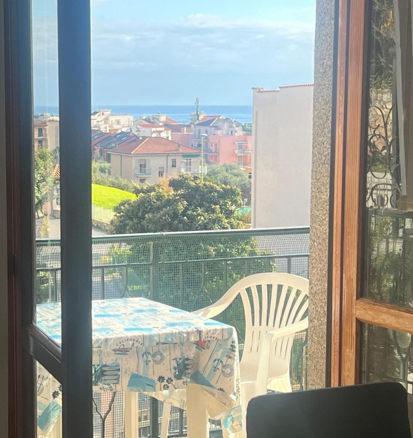 Apartment Aurora & Nicole Ideal Per Biker Con Terazza Vista Mare Parcheggio E Wi-Fi Gratuiti Pietra Ligure Exterior foto